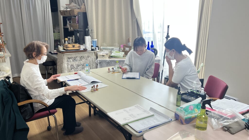 アロマセラピスト実技合宿 カルテ演習の様子